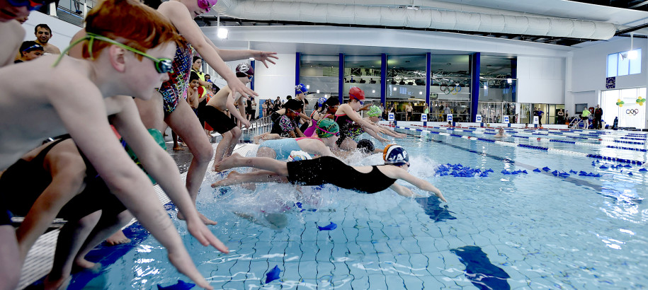 Kids diving in to pool